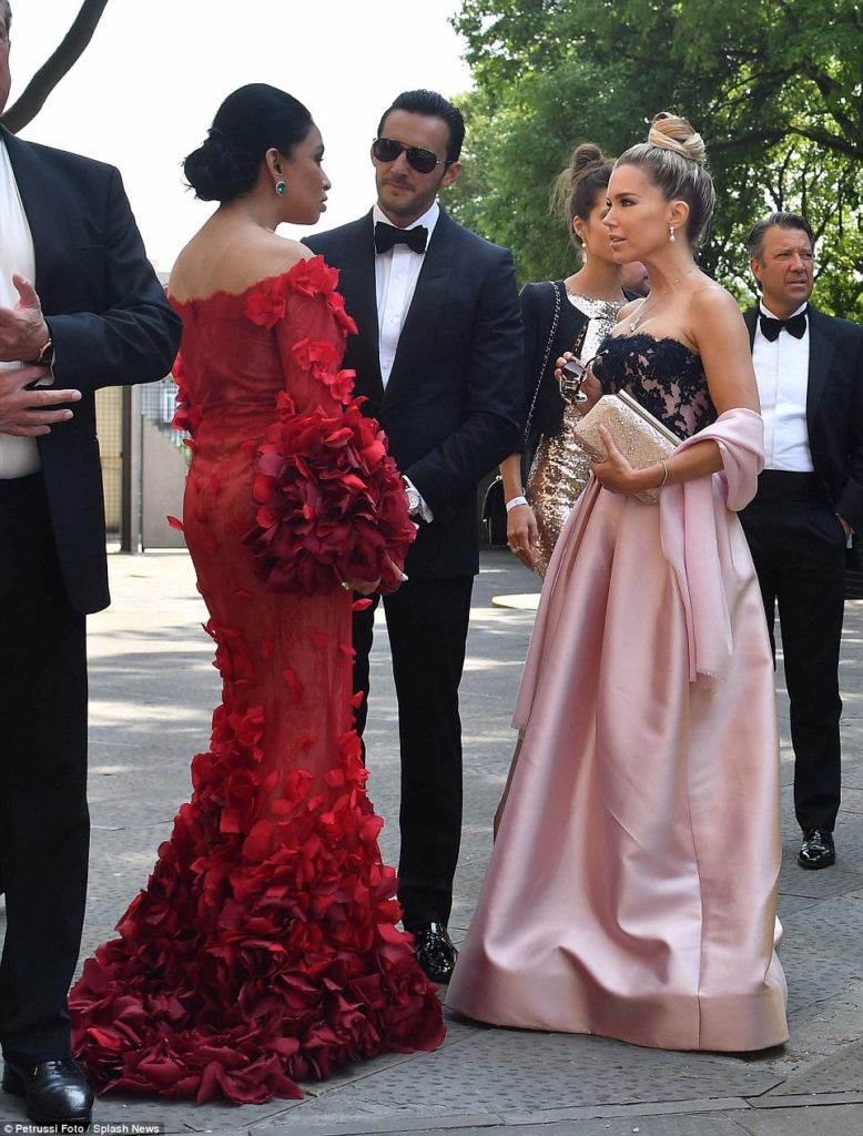 417ABBD700000578-4622612-Glamorous_guests_chatted_outside_the_church_following_the_marria-a-127_1497985528129